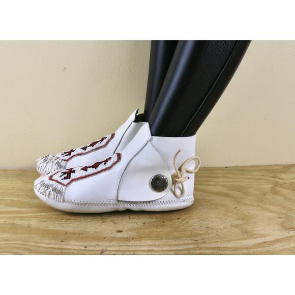 Vintage Minnetonka Boots 10 White Leather Thunderbird Beaded Ankle Bootie USA - Picture 1 of 9